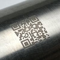 Koodhka QR ee lagu xardhay laser-ka fiber-ka oo ku yaal dusha sare ee bir aan miridh lahayn oo si habsami leh loogu raadraaci karo qaybaha warshadaha.