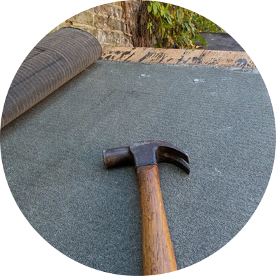 Papel de fieltro instalado en un techo.