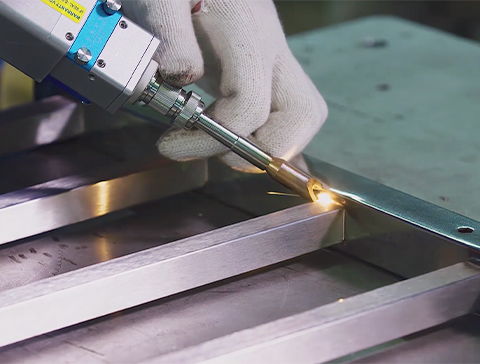 handheld-laser-welding-operation
