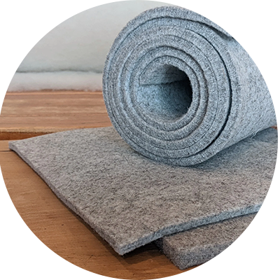 Láminas de fieltro de lana con textura natural.